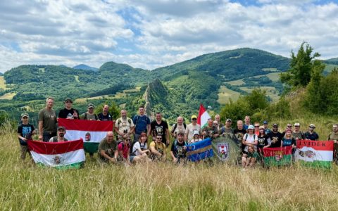 Lángoló piros szívvel a Fehér-Kárpátok zöld ösvényein.