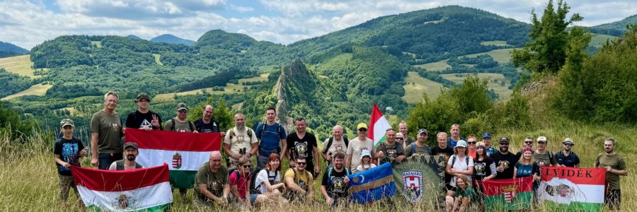 Lángoló piros szívvel a Fehér-Kárpátok zöld ösvényein.